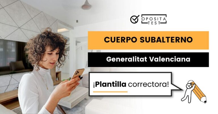 Mujer con móvil en el salón de su casa