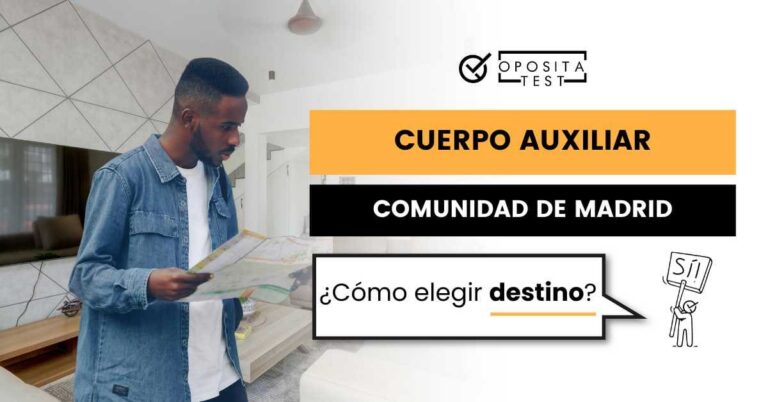Imagen de persona joven en atuendo informal consultando un mapa para acompañar una entrada en la que se analiza cómo se eligen destinos al aprobar la oposición de Auxiliar Administrativo de la Comunidad de Madrid